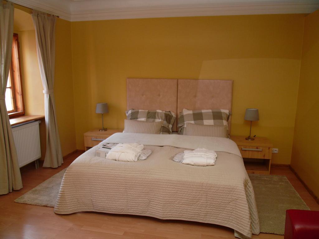 Apartments And Suites เครมนิตซา ภายนอก รูปภาพ